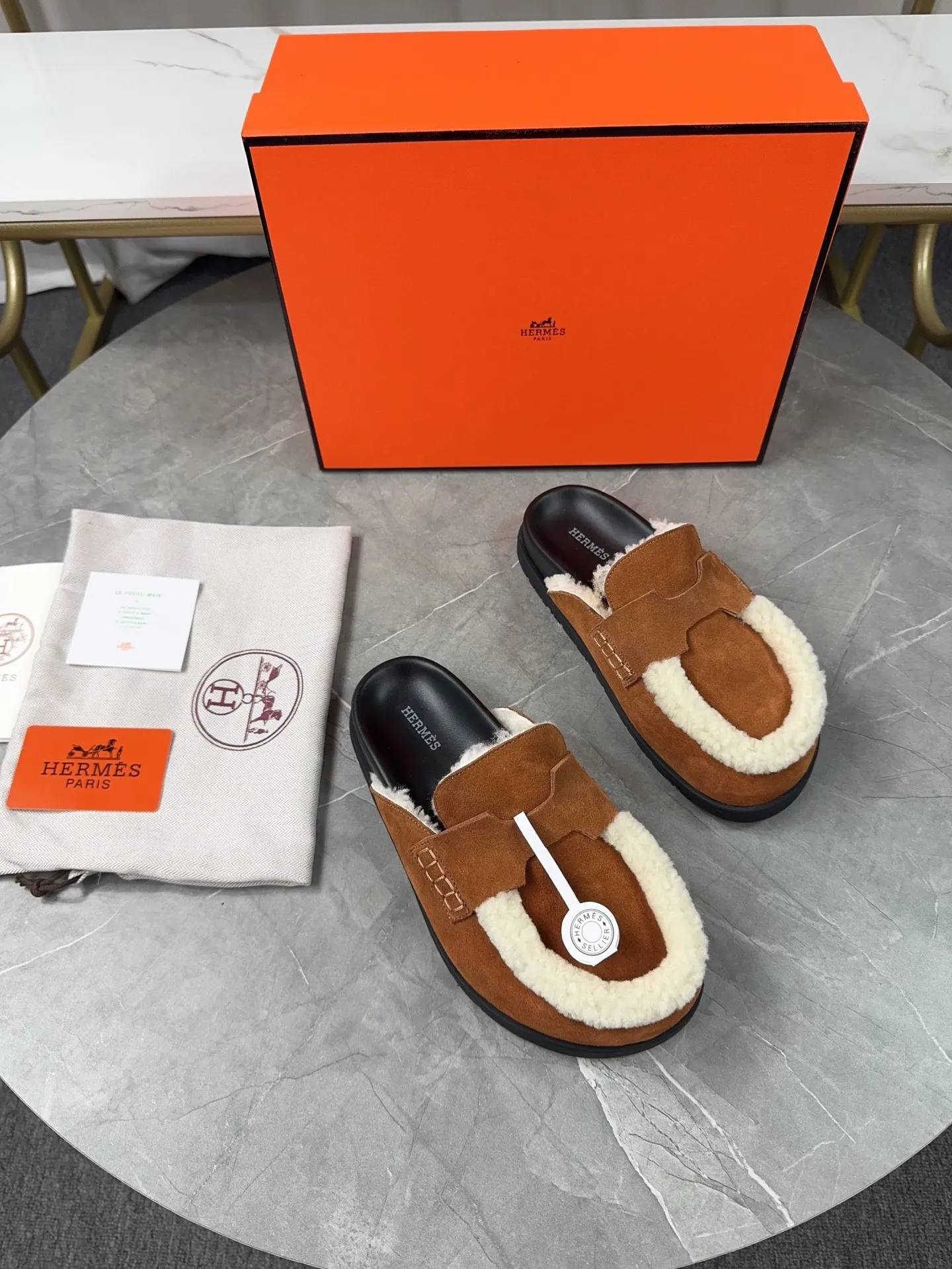 p460🐮🐮HERMES Birkenstock Mules🍬 Spring and summer really need versatile slippers. They have a casual and high-end feel, and the comfort is also great. The large toe design adds a playful feel, and the slip-on design is convenient and practical to wear. 🌷Upper: original high mercerized cow velvet 🌷Inner lining: wool 🌷Outsole: original TPU water platform + rubber film combination 🌷Number of sizes: women's size 35-40 (40-41 -42 is not returnable) men's size: 38-45 (45 is not returnable)